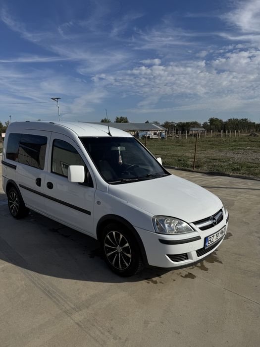 Vând sau schimb cu 8+1 ofer diferența  opel combo 2010 5 locuri