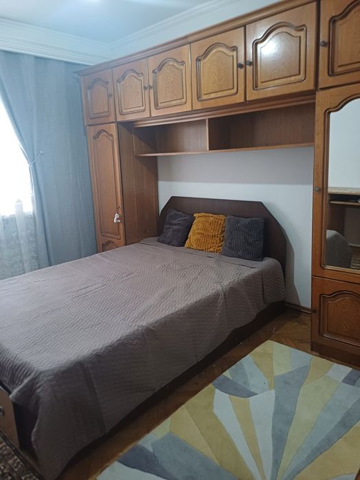 Inchiriez apartament 3 camere decomandat , confort 1, etaj 1/4, Pitesti , zona centrala..  De preferat eleve / studente.