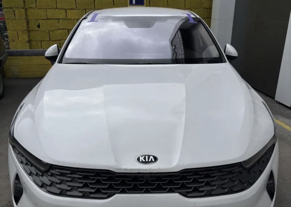 Продам лобовое стекло.