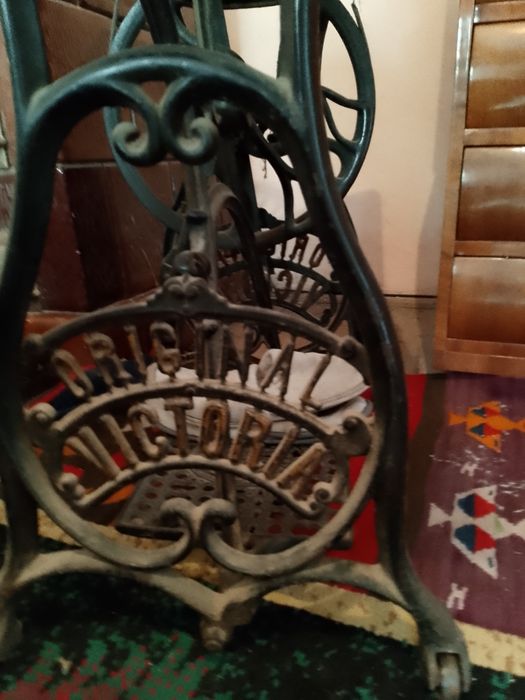 Mașina de cusut Original Victoria îi