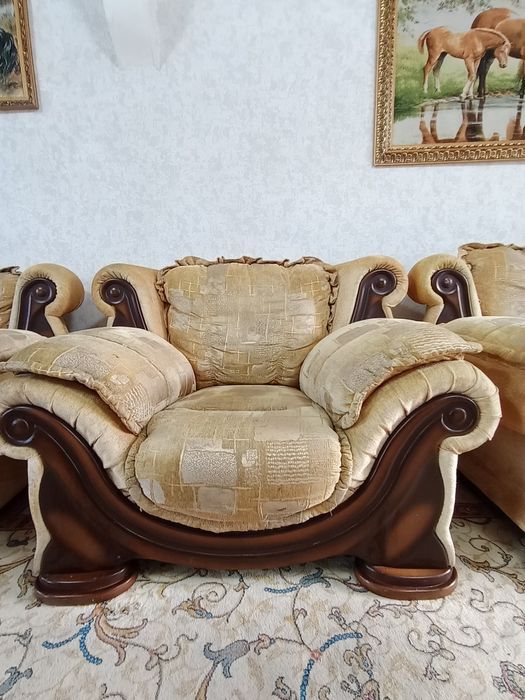 Продаётся раскладной диван с двумя креслами