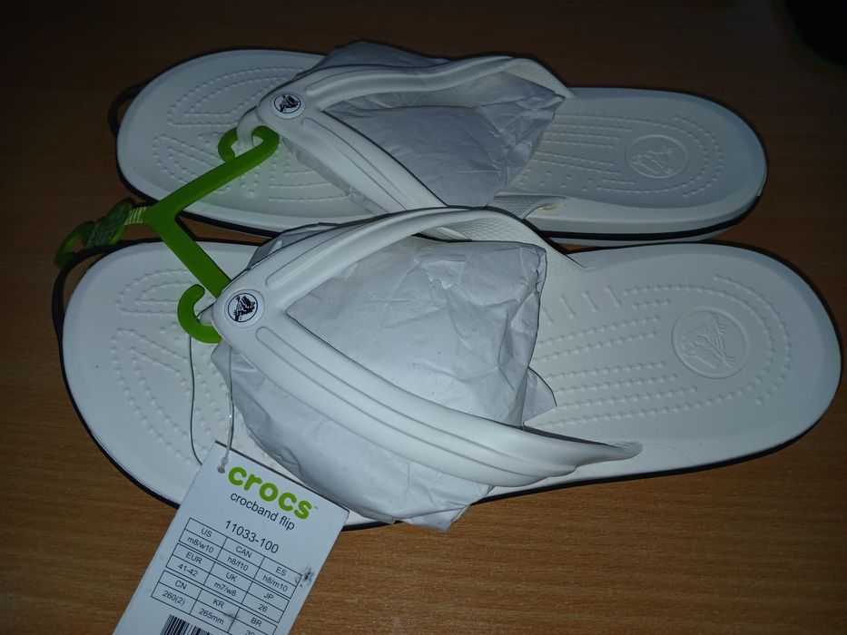 Slapi Crocs Crocband Flip unisex marimea 41-42, albi