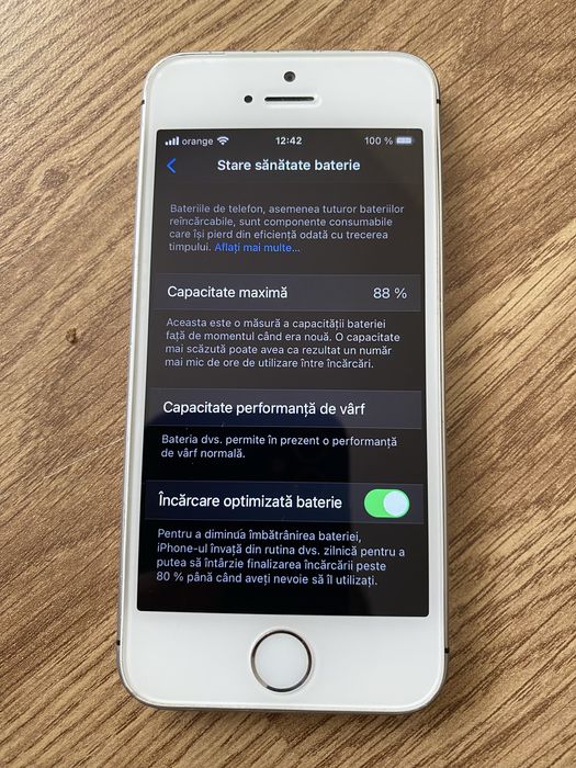 Telefon iPhone SE 32gb m,baterie buna 88% cu incarcator si cablu usb.