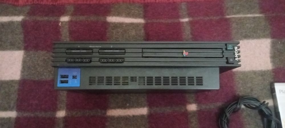 PlayStation 2 ,e în stare bună cu 4 jocuri puțin e scris de sora mea