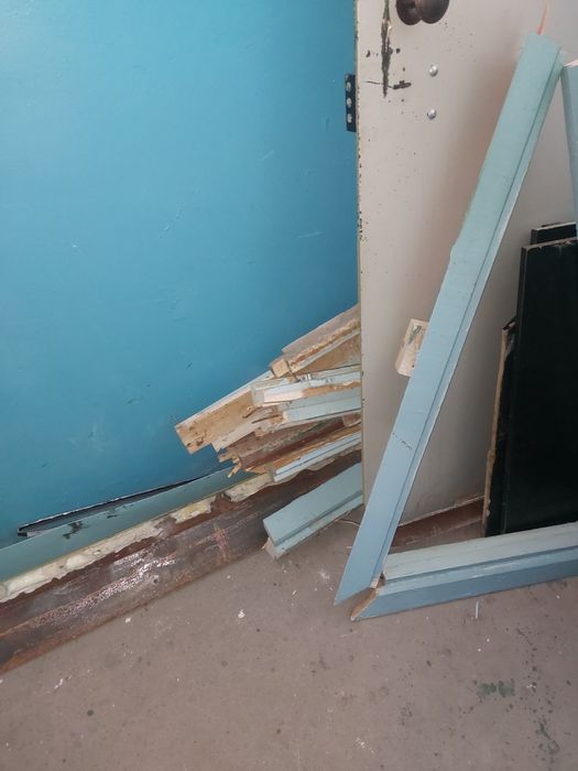 Отдам дрова (старые двери и мебель)