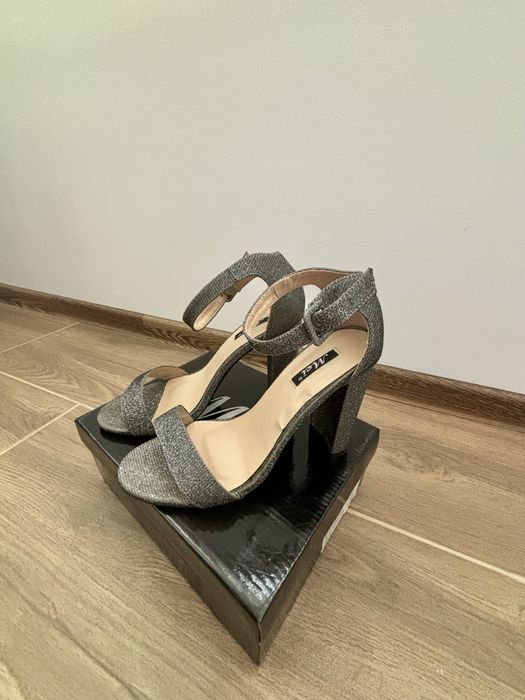 Високи обувки на ток