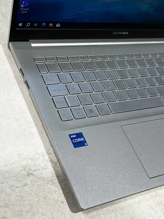 Asus Vivobook i5-1135g7/8/256/Display OLED FHD 15'6