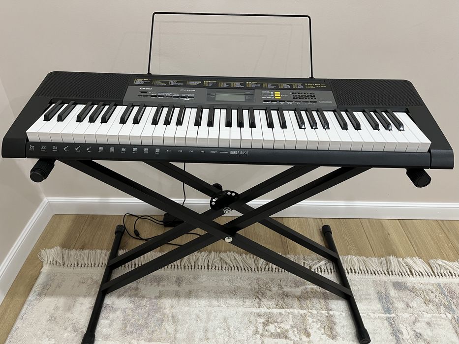 Синтезатор Casio (с подставкой)