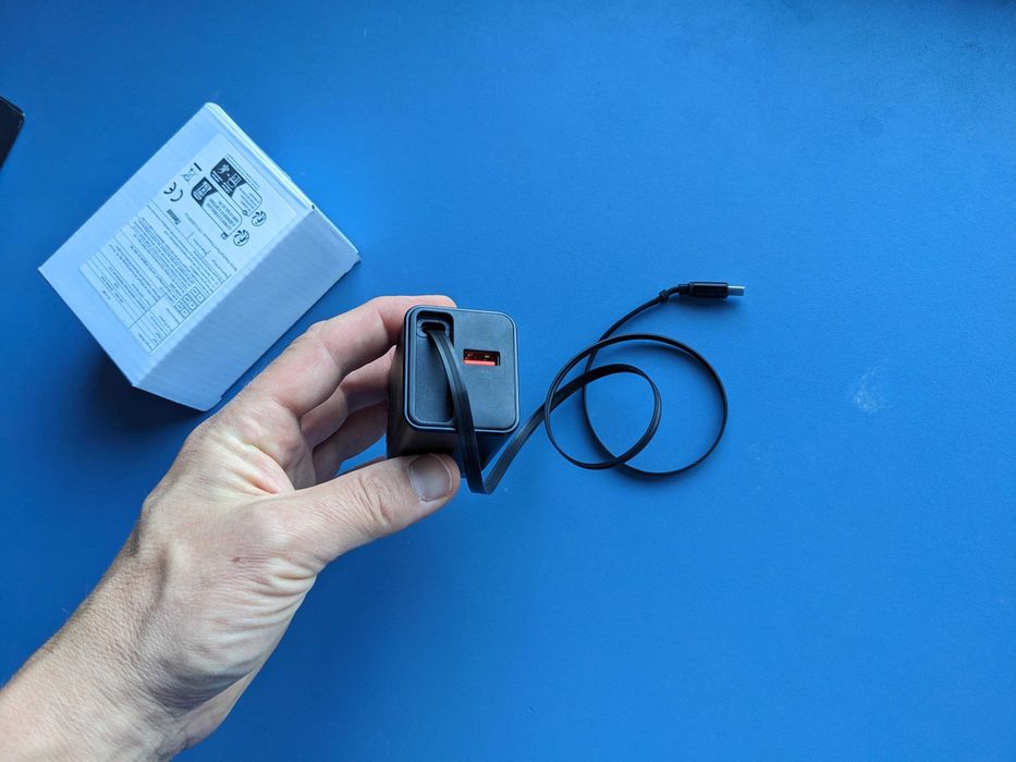 Зарядно с вграден/прибиращ се кабел