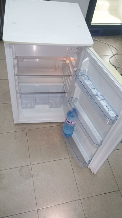 Малък хладилник с камера
