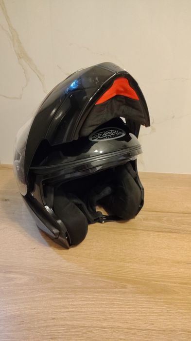 Cască moto flip up  ochelari soare integrați.