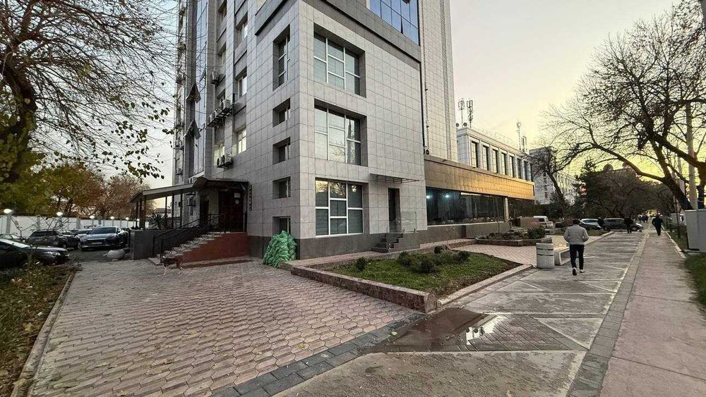 по Нукуской 1 Первая Линия 1 этаж — 580 м2 +  Подвал — 330 м²