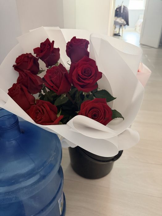 На продажу красные розы, свежие