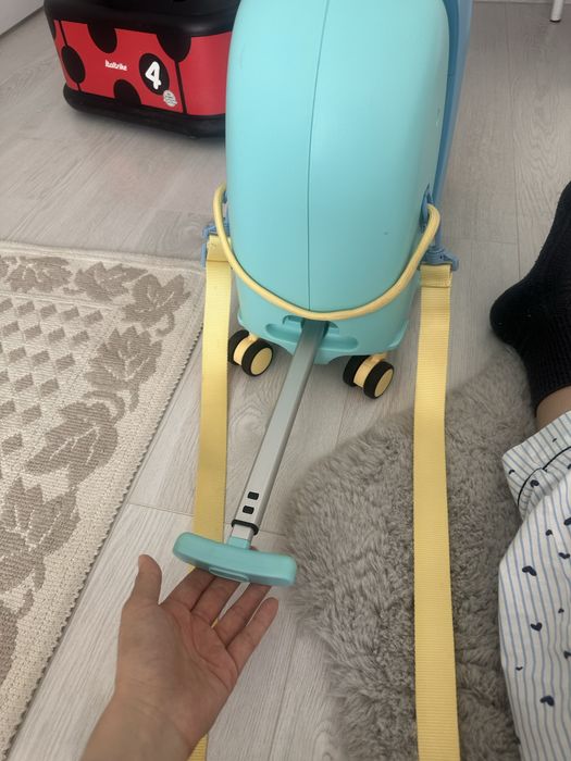 Продам детский чемодан каталка