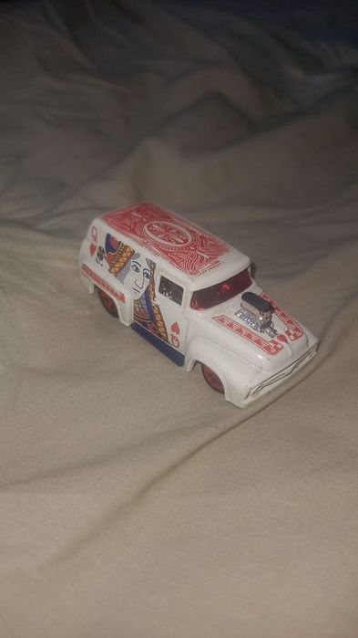 Продам 4 машинки hot wheels