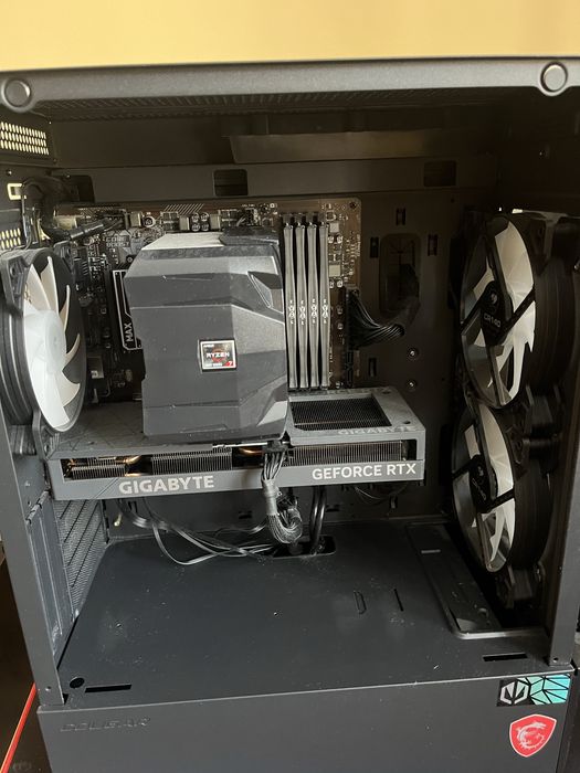 Геймърски компютър и монитор