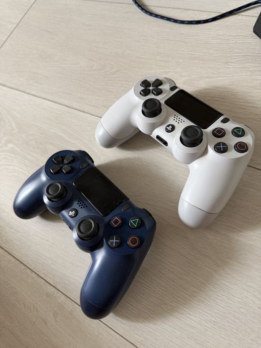 PS4 FAT 500GB + 2 controllere - stare foarte buna