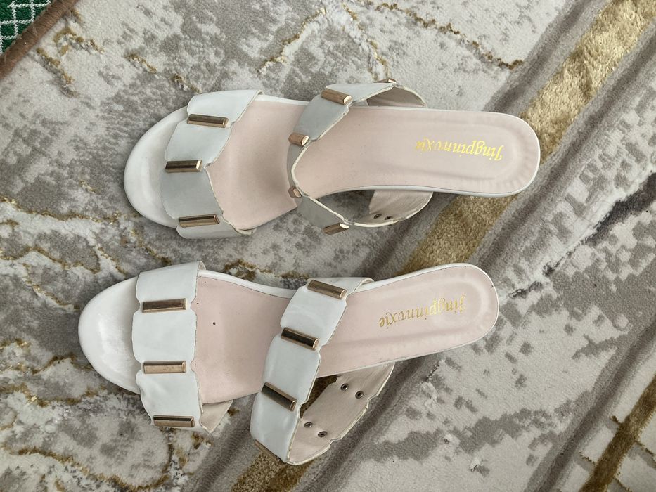 Белые босоножки  на каблуках