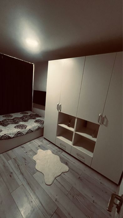 Apartament 3 camere, etaj 3, situat intre generala 6 si stomatologie, se vinde mobilat si utilat asa cum se vede in poze