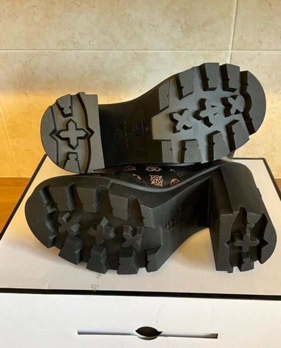 Боти на Guess нови