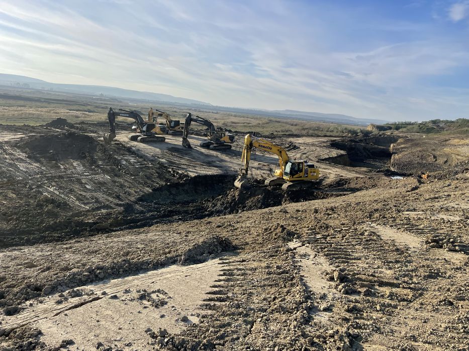 Inchiriez Dumpere Excavatoare Buldozere Autogreder compactoare