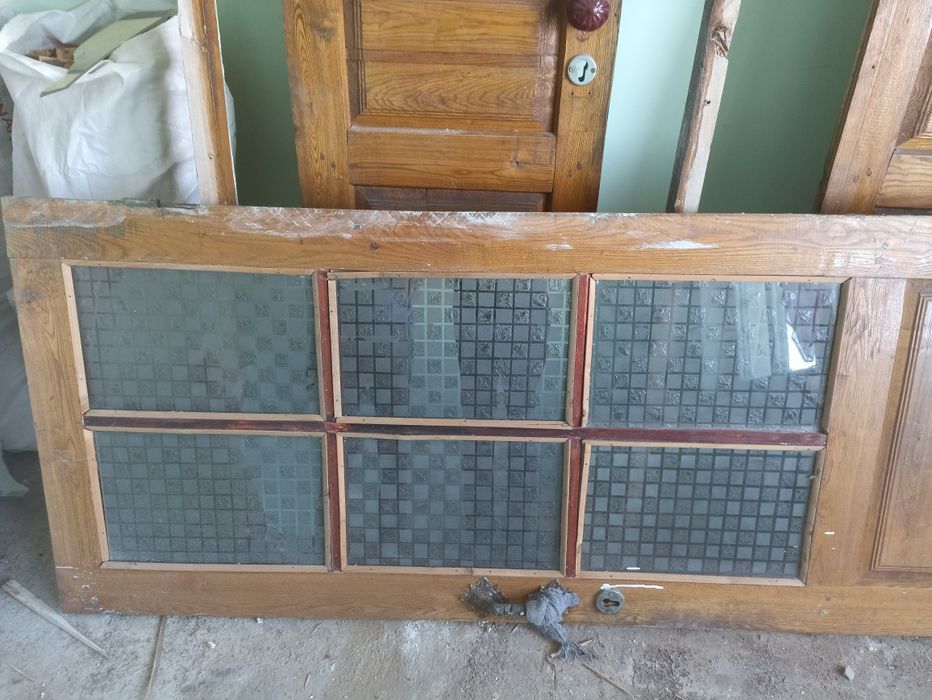 B/U eshiklar sotiladi