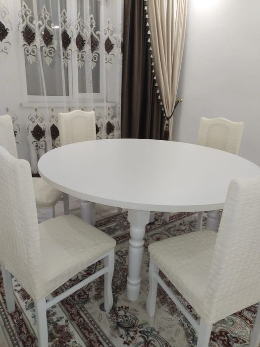 Круглый стол с высокими ножками