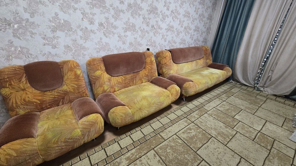 Продам Диван средний состояние!