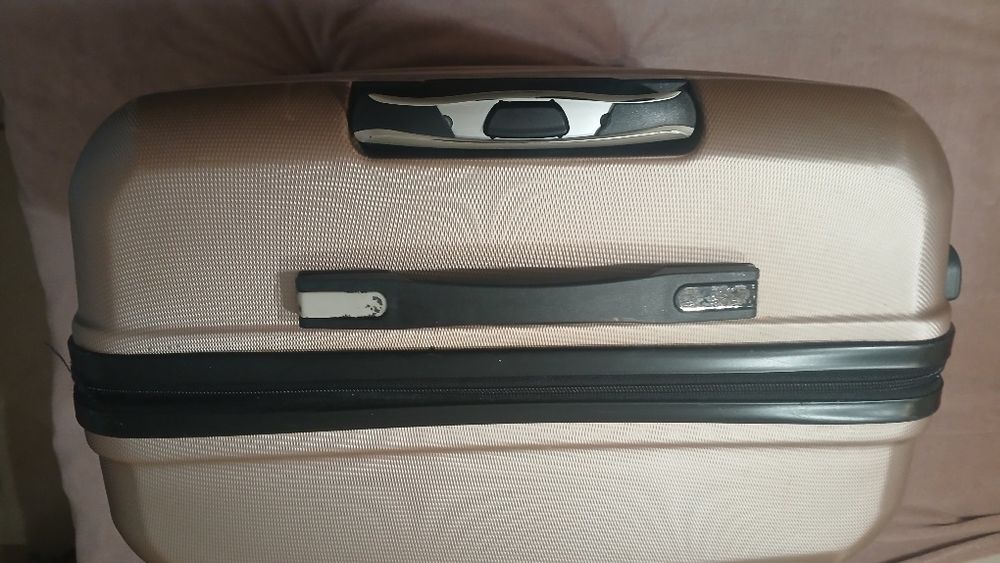 Твърд куфар за багаж