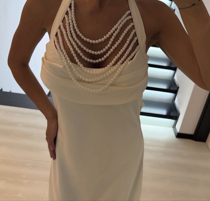 Rochie alba cu detalii la baza gatului