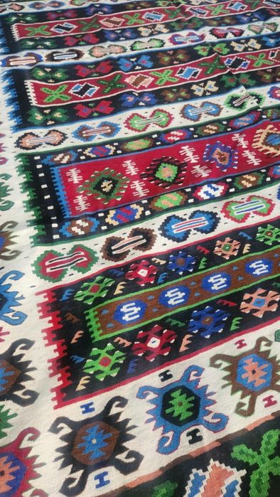 Чипровски килим абсолйт но запазен. 3 на4 метра