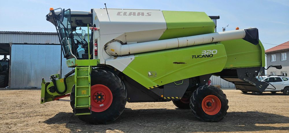 Combina Claas Tucano 320