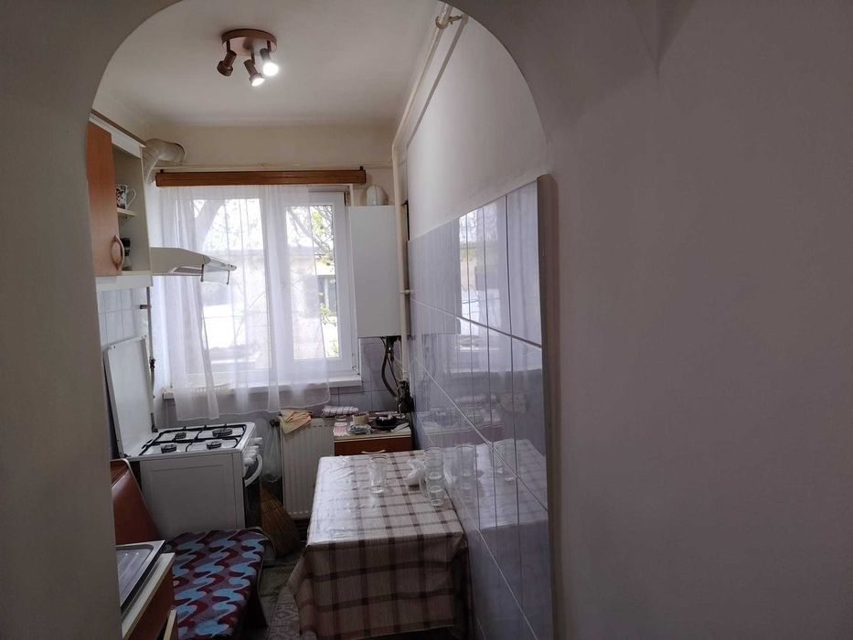 VAnd apartament 3 camere semidecomndat ,et 3. Falticeni , judet Suceava. TEL: 0744709322