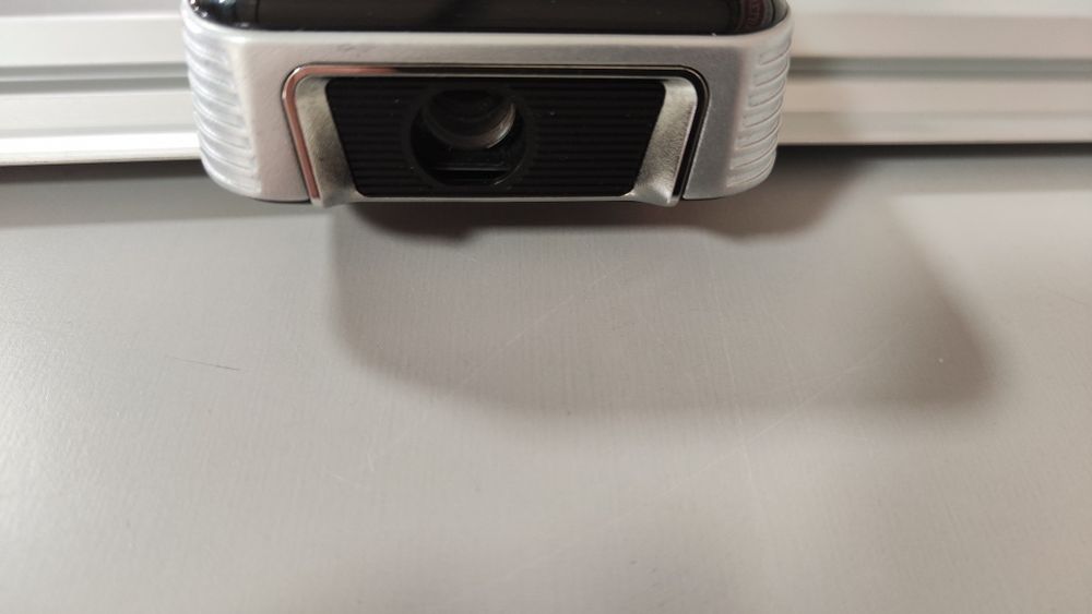 Camera foto/video cu videoproiector incorporat