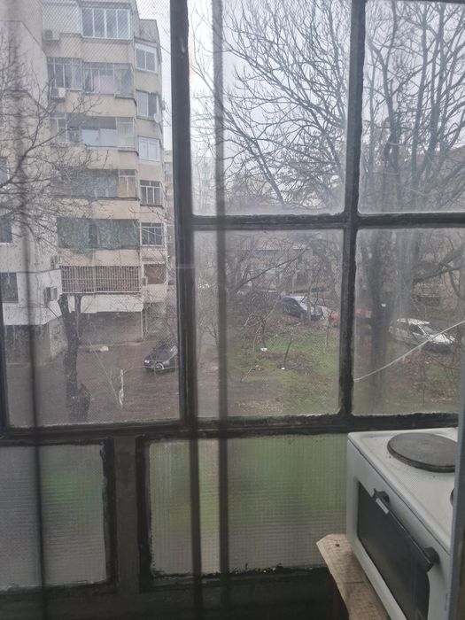 Продавам тристаен апартамент до Мед институт