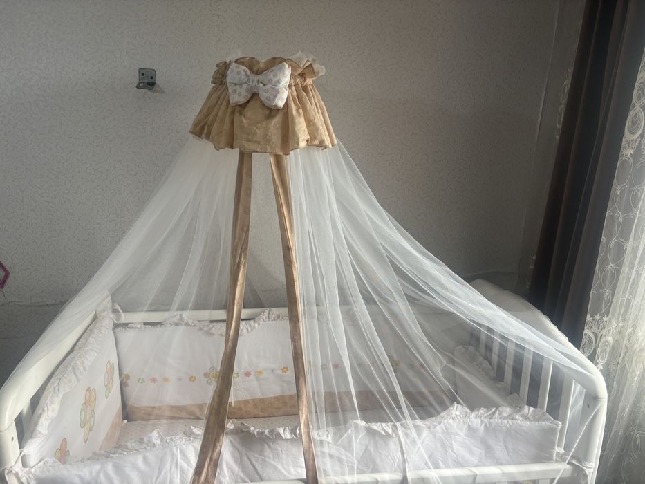 Кровать детска. Балдахином