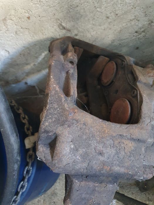 Vind axe semiremorca si etrieri in perfectă stare de funcționare