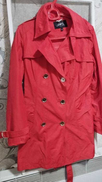 Продаются женские плащи и кардиган.