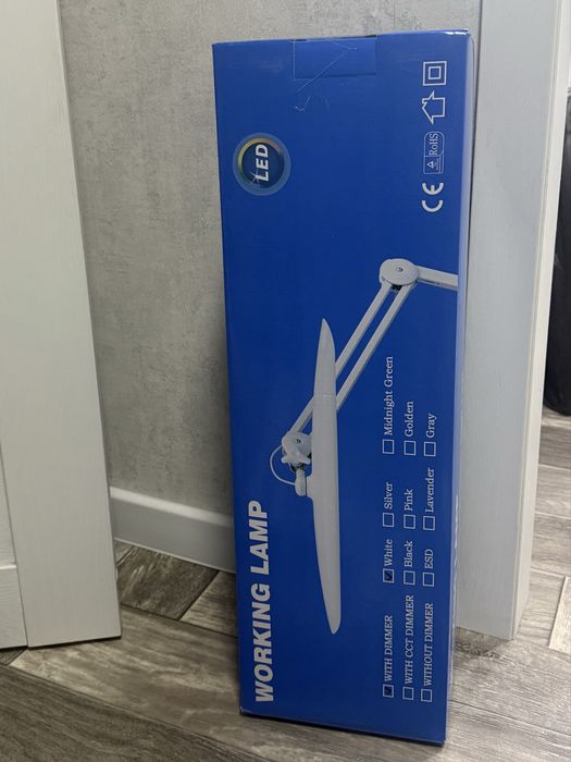 Этажерка и лампа