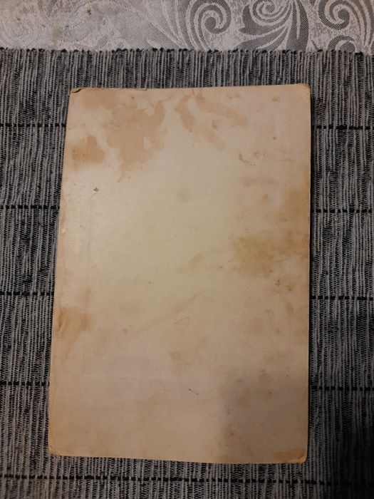 Стари снимки и стъклена гарафа