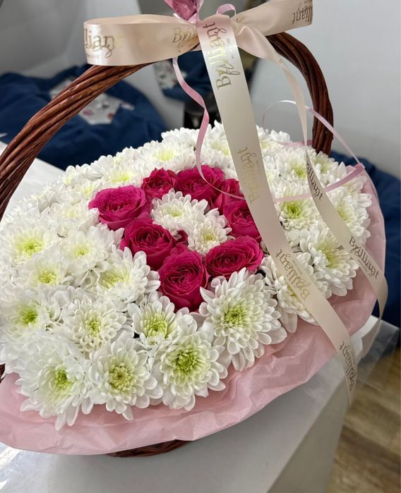 цветы в корзине с буквой