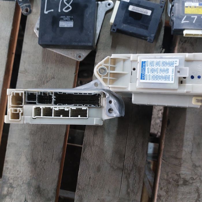 На Lexus is компьютер, блоки .