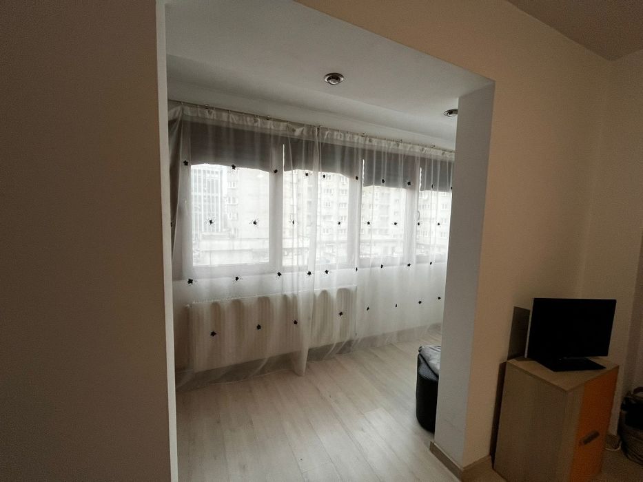 Camera de închiriat în apartament cu 2 camere