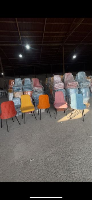 Разноцветные стулья