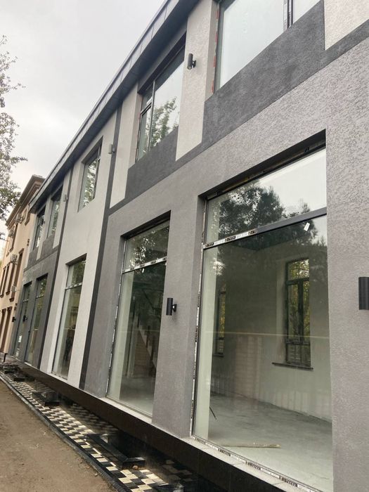 Bino sotiladi, Tinchlik metro yaqinida