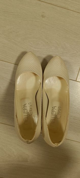 Елегантни дамски обувки на висок ток в перлен цвят