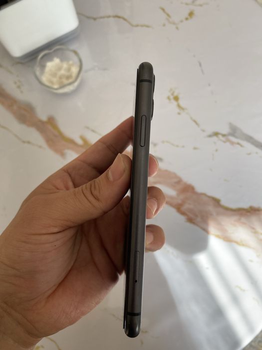 Продам 11 айфон 64 g