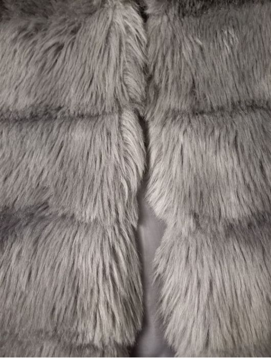 Сив пухкав елек с качулка