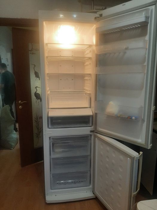 Срочно продам холодильник. торг