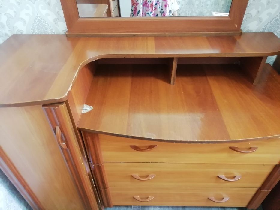 Продаётся подставка и телевизор.кровать Цена договорная.